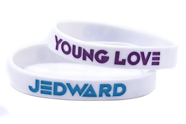 Debossed logo young love silicone rubber wristband (5)