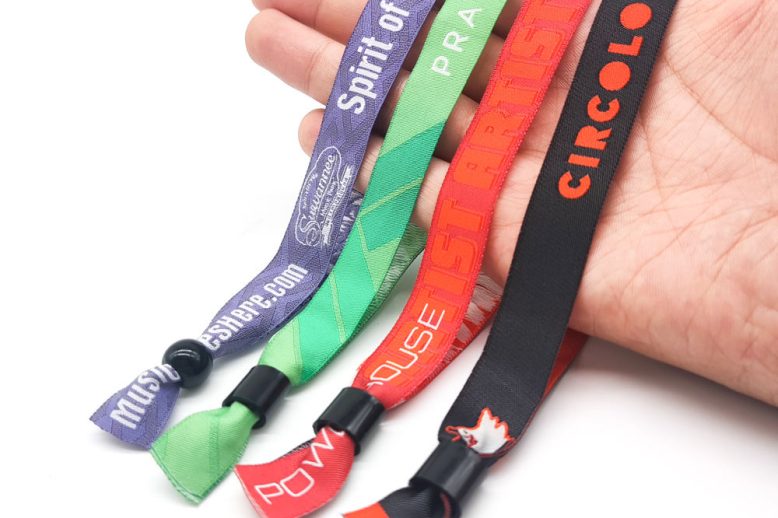 Promotional eco friendly adjustable plastic clip wristband (1)