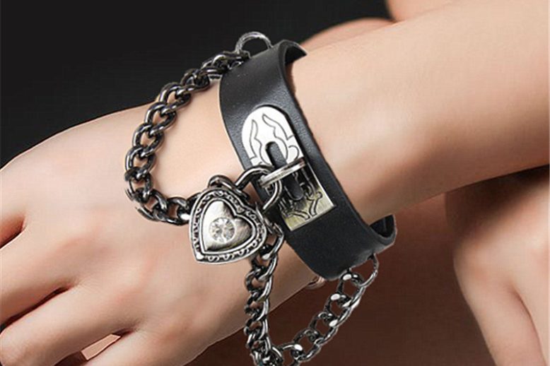 Unisex punk rivets love heart pendant leather wristband (1)